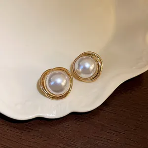 Pendientes vintage con marco dorado entrelazado y perlas blancas de imitación