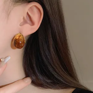 Retro Maillard amber water drop stud earrings with gold trim for women's elegant style