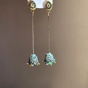 Eleganti orecchini bohémien in argento con fiori smaltati e strass scintillanti