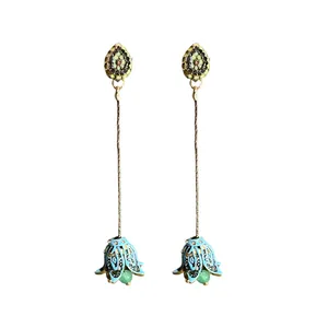 Orecchini pendenti boho con nappe floreali blu e verdi e i dettagli in smalto.