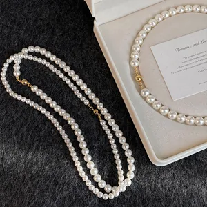 Collier de perles vintage français avec accents dorés dans un coffret élégant