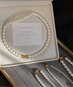 Ensemble élégant de collier et bracelet en perles blanches rondes avec fermoir doré