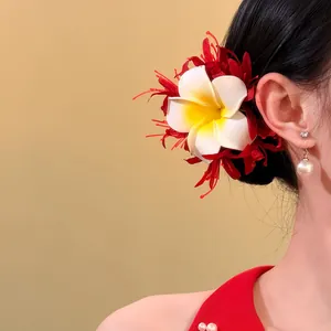Eleganter Haarclip mit rot-weißer Stoffblume für einen frischen, sommerlichen Look