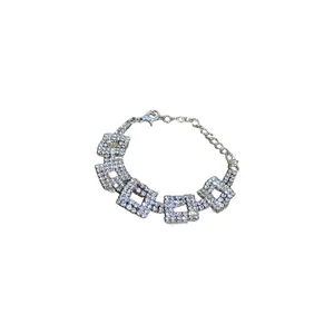 Elegante bracciale color argento con maglie quadrate e strass luccicanti regolabile