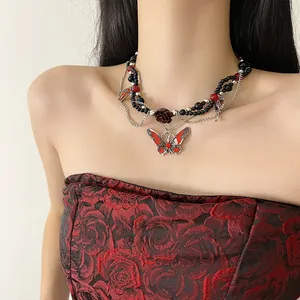 Vista detallada del collar tipo gargantilla gótica con mariposa y rosa de resina