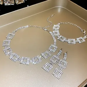 Vista dettagliata di un set di gioielli in argento con strass quadrati su vassoio