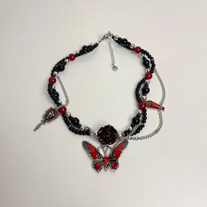 Collar gótico con colgante de mariposa, rosa roja y cuentas negras y rojas estilo retro