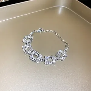 Elegante bracciale a maglie quadrate con cristalli argentati e catena di estensione