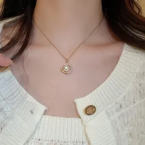 Vue détaillée d'un collier doré orné d'un pendentif en perle avec une auréole de cristaux