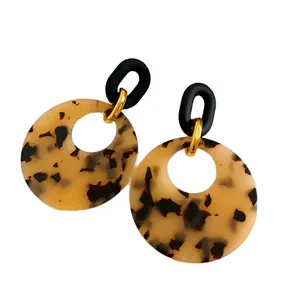 Retro-Ohrringe mit Leopardenmuster sowie schwarzen und goldenen Akzenten für Damen
