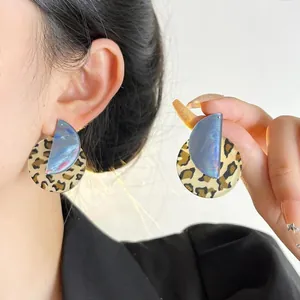Detailansicht von Vintage-Ohrsteckern mit Leopardenmuster und blauen Akzenten