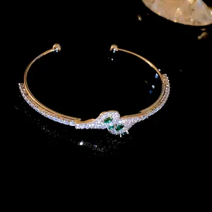 Detalle del brazalete de serpiente abierto con circonitas verdes y pavé