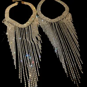 Glamouröse Nahaufnahme einer mehrlagigen langen Strass-Fransen-Halskette mit Glanzeffekt
