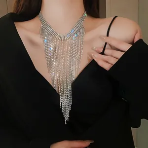 Exquisite silberne Strass-Fransenhalskette mit mehrlagigen Quasten an einem Model