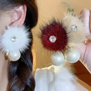 Dettaglio degli eleganti orecchini a perno in peluche con perla e zircone in vari colori