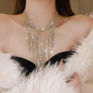 Nahaufnahme eines glamourös funkelnden mehrlagigen Strass-Fransen-Chokers an einem Model