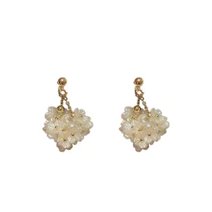 Élégantes boucles d'oreilles pendantes fleurs de perles en cœur avec chaînes d'or