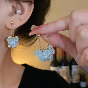 Vue rapprochée de détail d'élégantes boucles d'oreilles à pompons de perles blanches