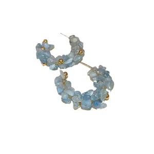 Eleganti orecchini a cerchio vintage con scaglie di pietra azzurra e perle dorate lucide