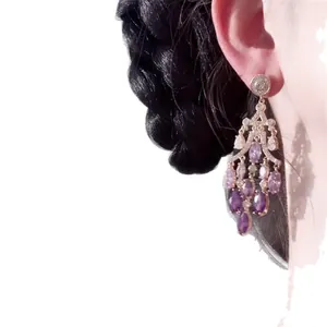 Boucles d'oreilles élégantes en plaqué or 18 carats avec zircon et gouttes mauves.