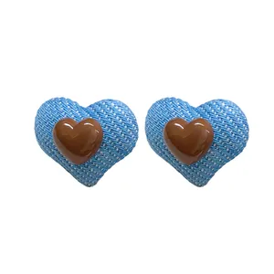 Blaue Denim- und braune Harz-Herz-Ohrstecker mit Silbernadeln für Damen, modisch