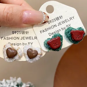 Detailansicht von Herz- und Bär-Tweed-Ohrsteckern mit S925-Silbernadeln für Herbst.