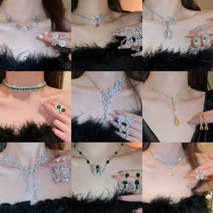 Collage détaillé présentant neuf styles de parures collier et boucles d'oreilles papillon en zircon