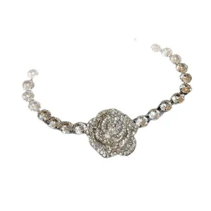 Collier élégant en zircon en forme de rose avec des cristaux ronds étincelants sur fond blanc.