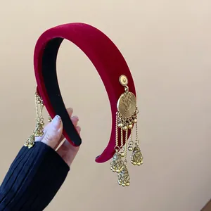 Vintage rode fluwelen haarband versierd met etnische gouden kwastjes bedeltjes