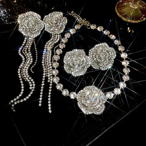 Gros plan d'un ensemble de bijoux en zircon étincelant avec roses et boucles d'oreilles