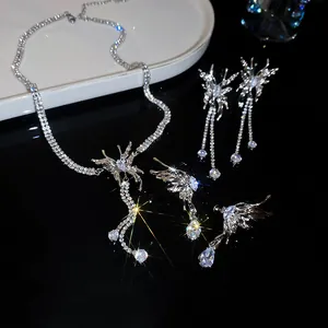 Vue détaillée d'une parure de bijoux en zircone papillon avec collier et boucles