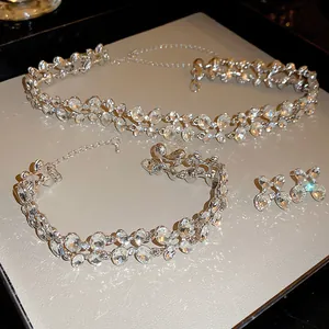 Vue détaillée montrant l'éclat et la texture de la parure de bijoux en zircon étincelant