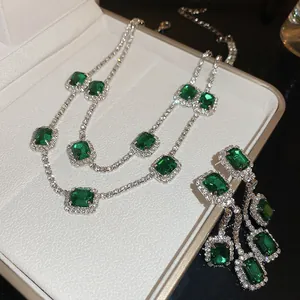 Élégant ensemble collier et boucles d'oreilles en zircon vert émeraude dans un écrin blanc