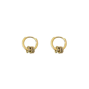 Eleganti orecchini a cerchio placcati oro con tre perline testurizzate e ago in argento