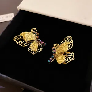 Vintage Palast-Stil goldene Schmetterling Ohrstecker mit schillernden Perlen in Geschenkbox