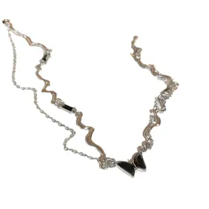 Collana a doppio strato in stile coreano con ciondolo a farfalla nera e catena ondulata