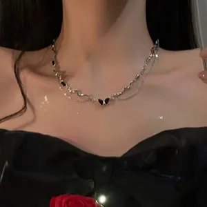 Elegante collana a farfalla in argento a doppio strato sulla clavicola per un look chic.