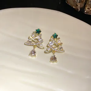 Primo piano dettagliato di orecchini ad albero di Natale con perle e strass lucidi