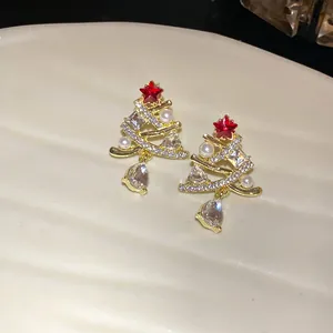 Dettaglio degli orecchini ad albero di Natale con perle e cristalli lucenti