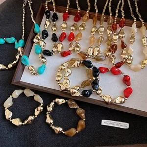 Set vintage di collana e bracciale con perline di acrilico irregolari multicolori