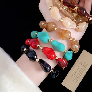 Elegante collana di perle acriliche retrò con dettagli dorati e perline al polso