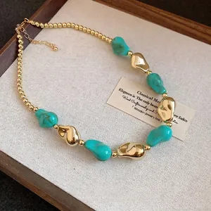 Collana in acrilico in stile palazzo vintage con perline irregolari dorate e turchesi.