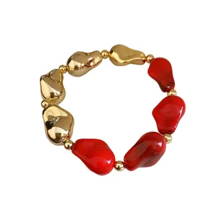 Collana di perle geometriche irregolari in acrilico retrò con perle oro e rosse.