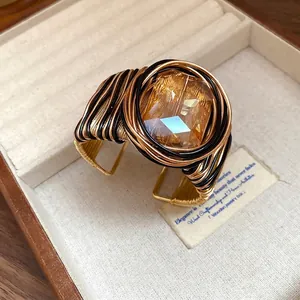 Bracciale rigido intrecciato in stile bohémien con grande vetro quadrato ambrato