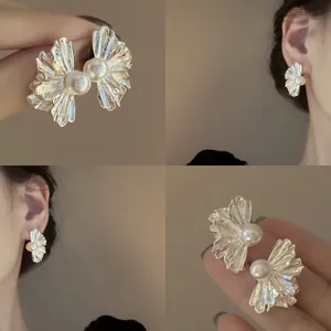 Orecchini a Bottone con Perle Artificiali e Fiori Plissé in Stile Francese Gioielli di Lusso Leggeri Semplici e Versatili per Donna con Perno in Argento