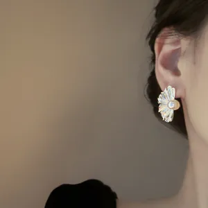 Vista dettagliata di elegante orecchino di perle a fiore pieghettato, stile vintage chic