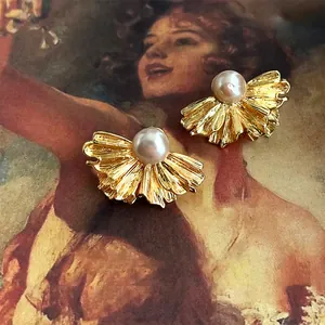 Primo piano di raffinati orecchini vintage francesi con perle su uno sfondo artistico
