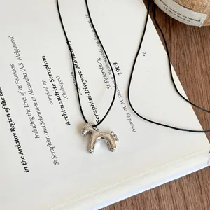 Collier élégant avec pendentif cheval argenté et cordon noir fin pour les femmes