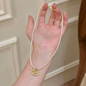 Elegante collana di perle con ciondolo a cavallo a dondolo dorato e zircone da donna