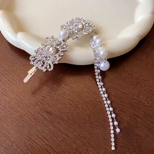 Barrette de mariée élégante avec strass brillants et design de long pompon en perles
